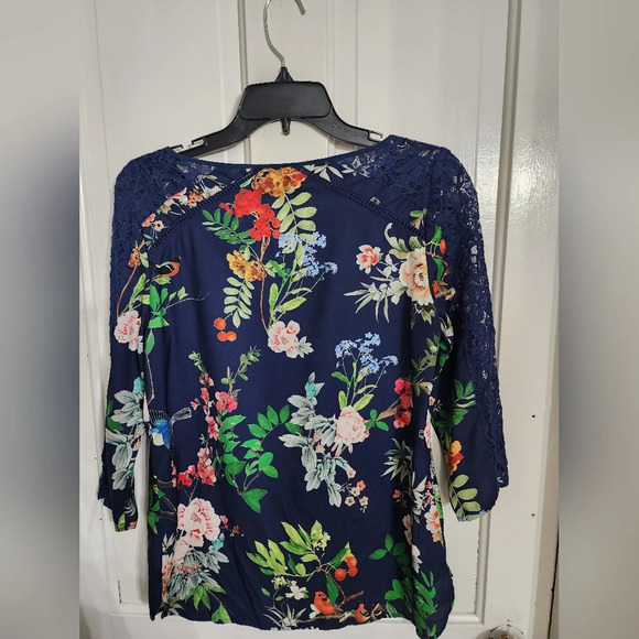 👸👕 #022 Express 3/4 sleeved printed top in size Small - Picture 8 of 12